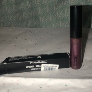 Mac lipglass in Talk Sexy